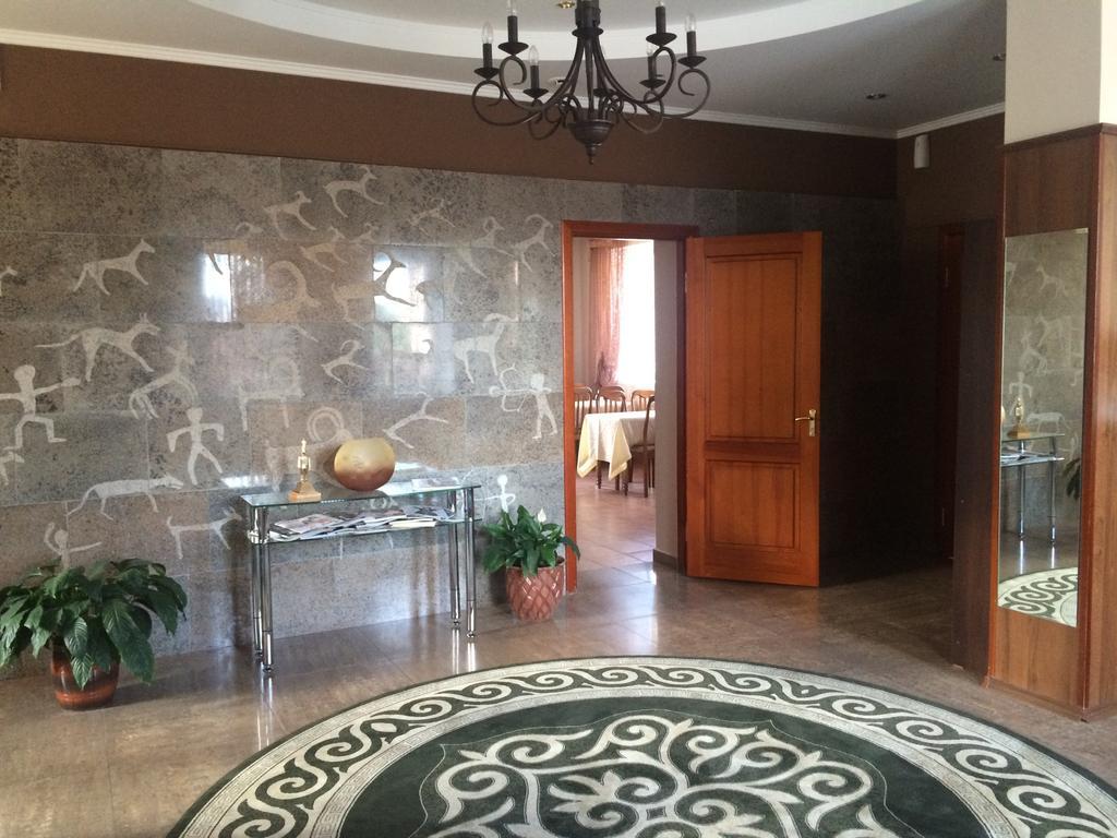 Altyn Adam Hotel Pavlodar Esterno foto